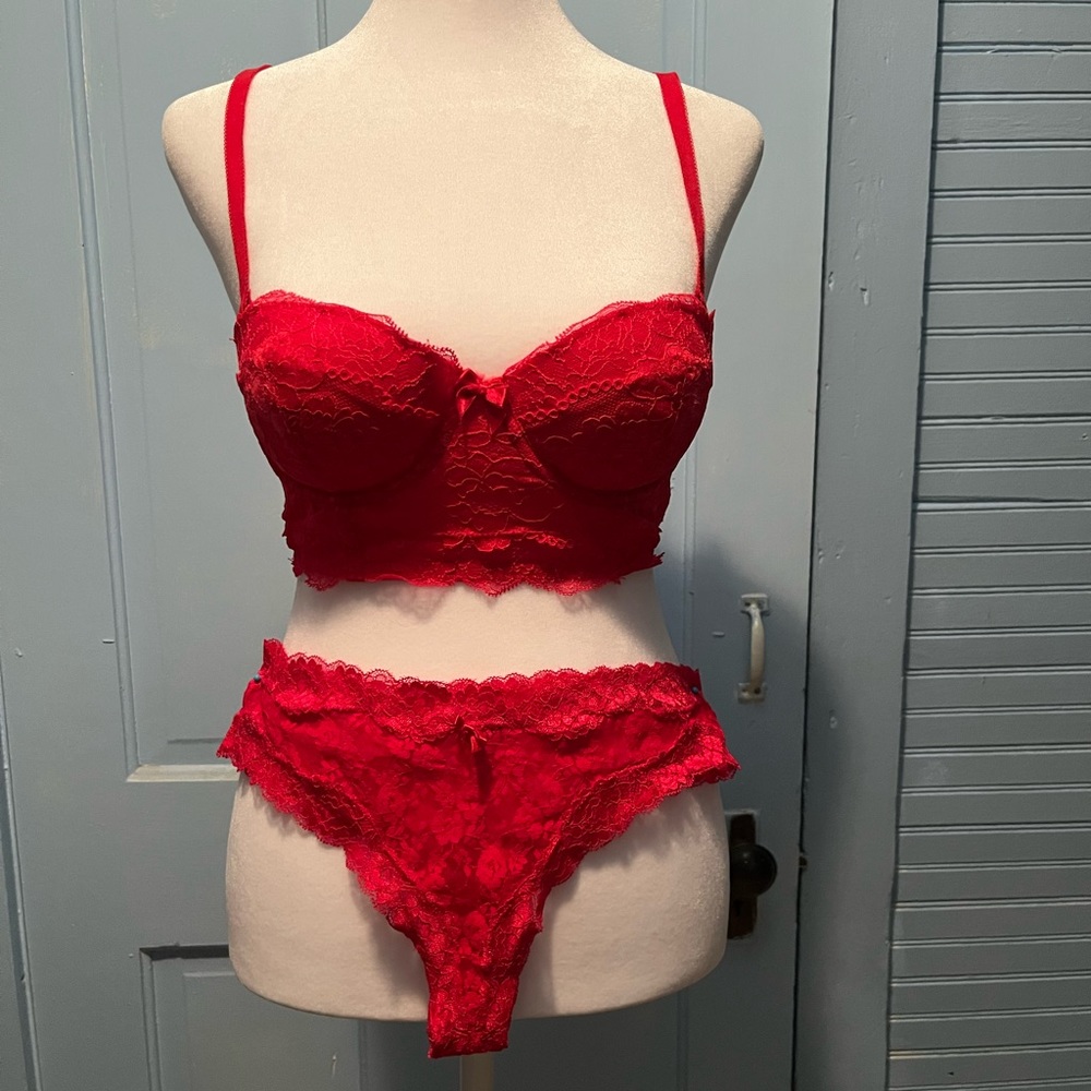 H&M corset red lace bra with five enclosures.